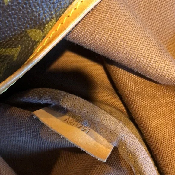 Authentic Louis Vuitton Saumur 30 Crossbody Monogram Canvas - Picture 8 of 17